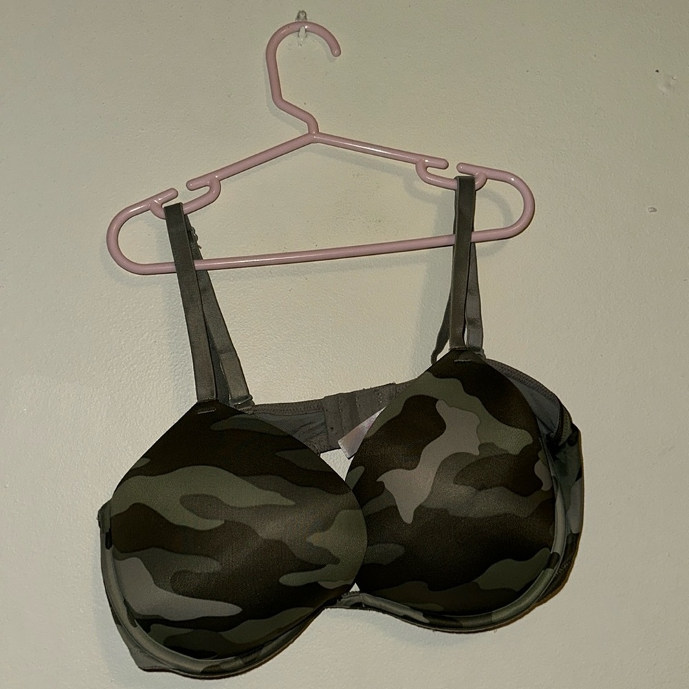 Victoria’s Secret bombshell camo bra